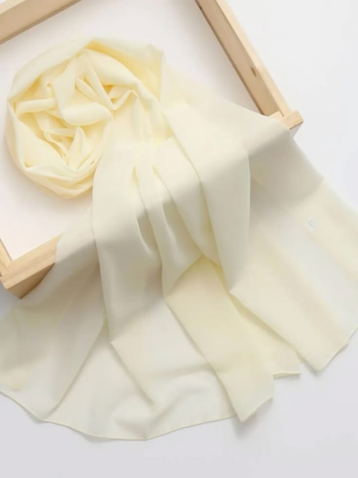 Cream color Stoler